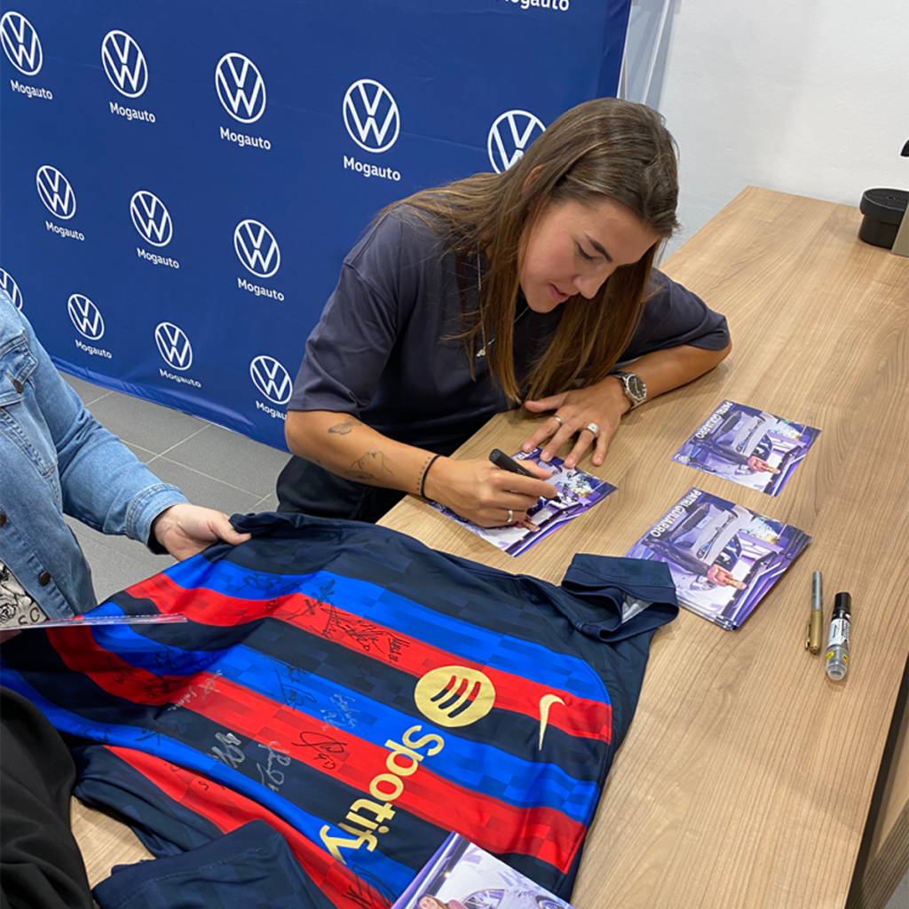 Patri Guijarro firmando camisetas a sus fans